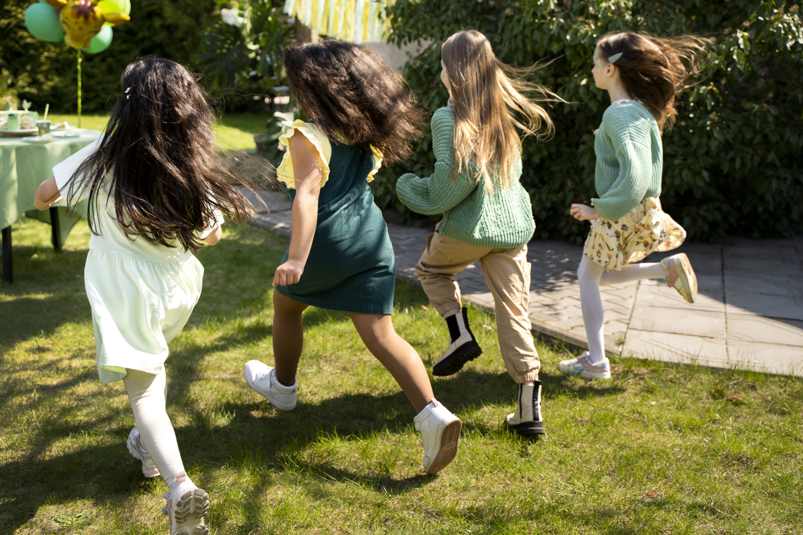 kids-having-fun-jungle-themed-party